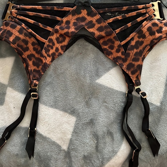 MARILYN LEOPARD
GARTER BELT - Picture 6 of 6
